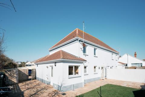 undefined, La Rue du Maupertuis, Jersey JE2