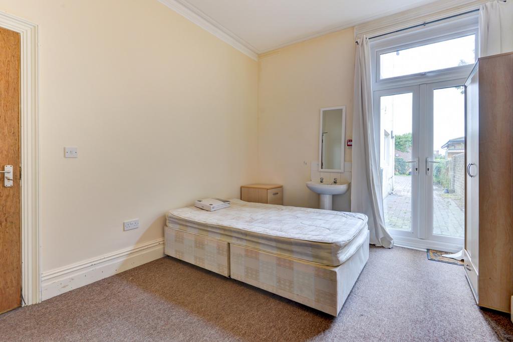 Bright, tidy bedroom with a single divan bed, n...