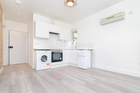 Studio to rent, Brent Street, London NW4