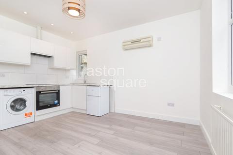 Studio to rent, Brent Street, London NW4
