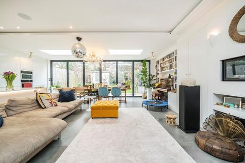 4 bedroom flat to rent, Chamberlayne Road, London NW10
