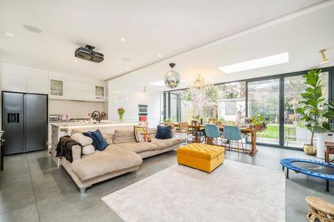 4 bedroom flat to rent, Chamberlayne Road, London NW10