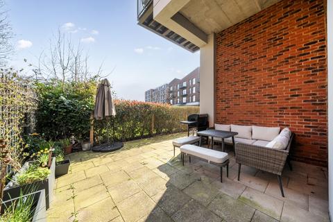 2 bedroom flat for sale, Wey Corner, Walnut Tree Close, Guildford, GU1