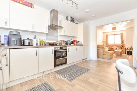 3 bedroom end of terrace house for sale, North Mead, Chichester PO19