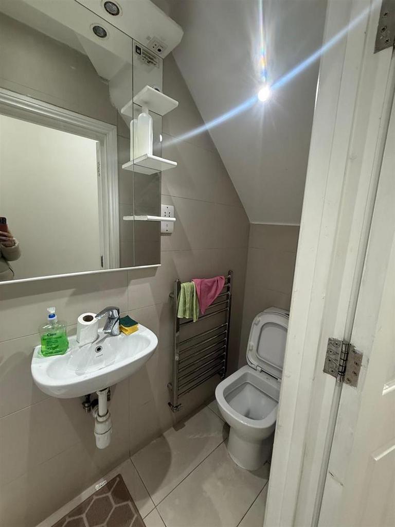 Bathroom 1.jpg