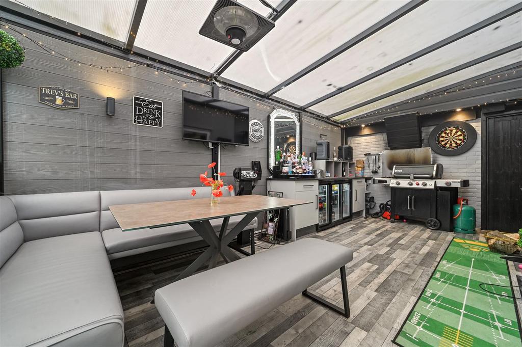 Bar/garden room