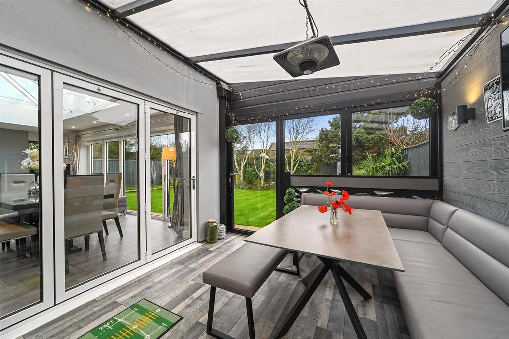 Bar/garden room