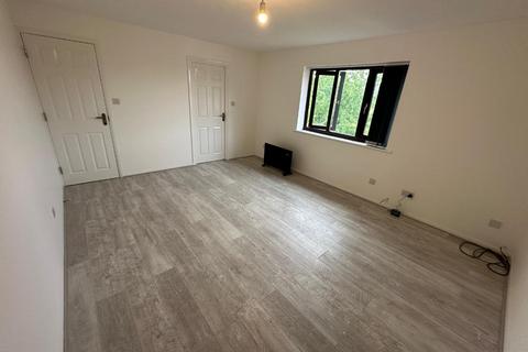 Studio to rent, Blacksmiths Close, Romford