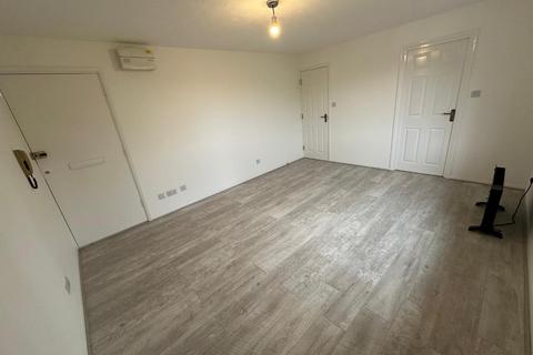 Studio to rent, Blacksmiths Close, Romford