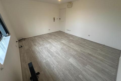 Studio to rent, Blacksmiths Close, Romford