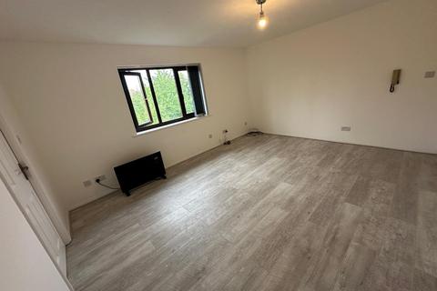 Studio to rent, Blacksmiths Close, Romford