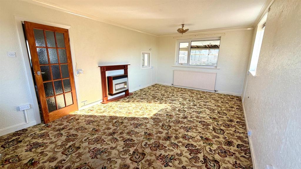 Triple aspect lounge/dining room