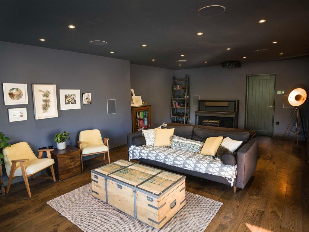 Lounge-2.jpg