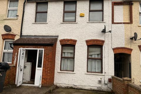 3 bedroom terraced house to rent, Brooms Road, Luton LU2
