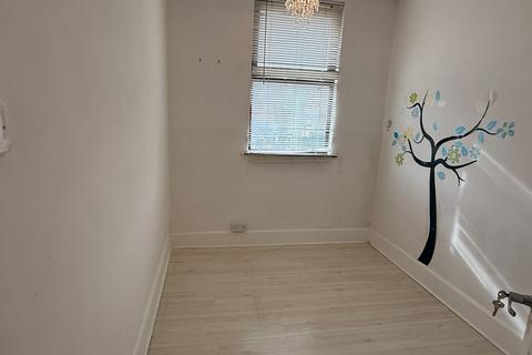 3 bedroom terraced house to rent, Brooms Road, Luton LU2