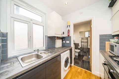 3 bedroom house to rent, Hereward Road, London SW17