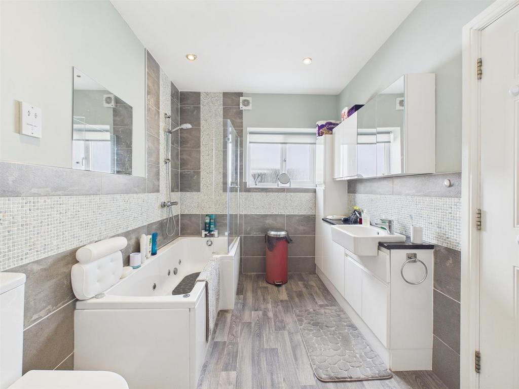 En-Suite Bathroom