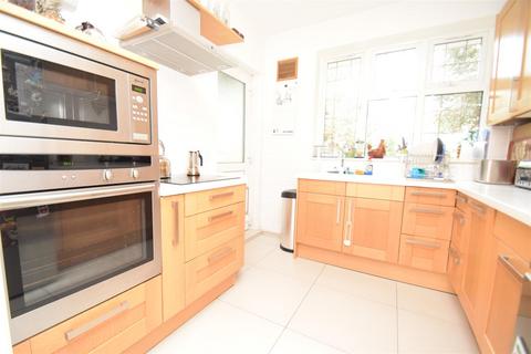 2 bedroom apartment to rent, Kelvin Drive, St Margarets