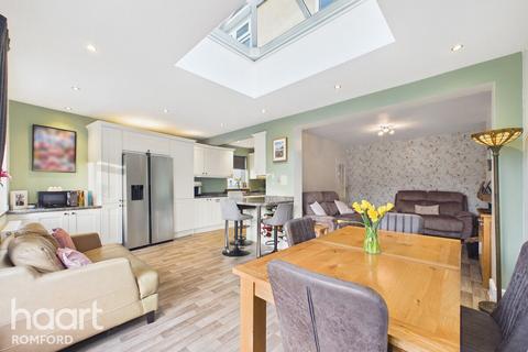 3 bedroom semi-detached house for sale, Helmsdale Road, Romford