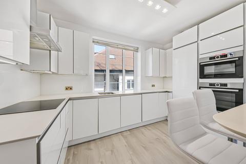 3 bedroom flat to rent, Heathway Court, Finchley Road, London