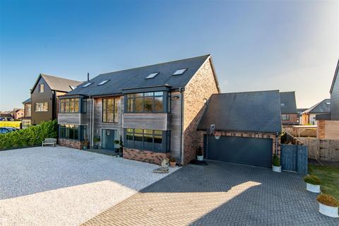 6 bedroom detached house for sale, Oakwood Drive, Great Park, NE13