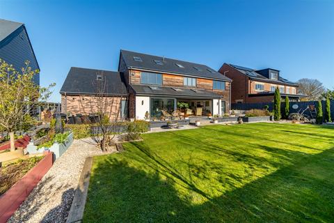 6 bedroom detached house for sale, Oakwood Drive, Great Park, NE13