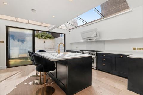 4 bedroom terraced house to rent, Anselm Road, London