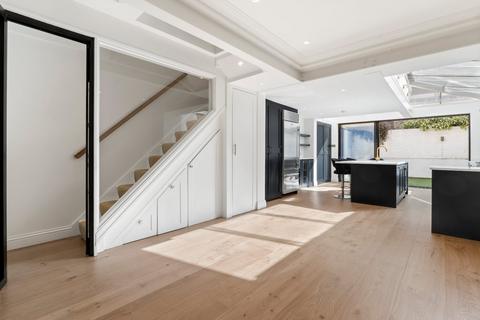 4 bedroom terraced house to rent, Anselm Road, London