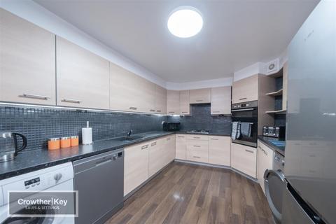 2 bedroom flat for sale, Market Street, Buxton