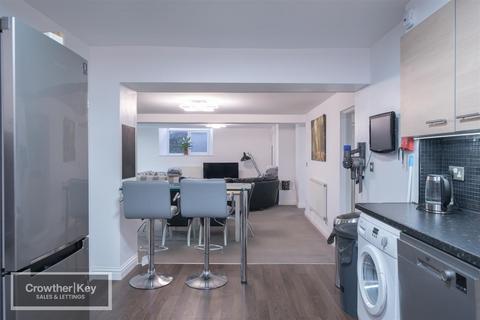2 bedroom flat for sale, Market Street, Buxton