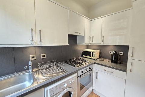Studio to rent, Ballards Lane, LONDON, N3