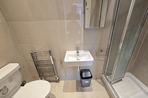 Studio to rent, Ballards Lane, LONDON, N3