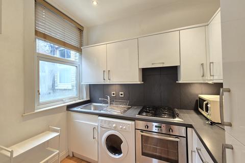 Studio to rent, Ballards Lane, LONDON, N3