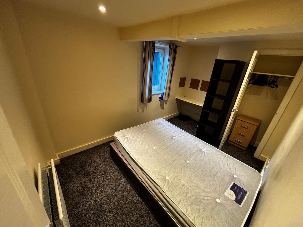 Cozy single bedroom with a ready double mattres...