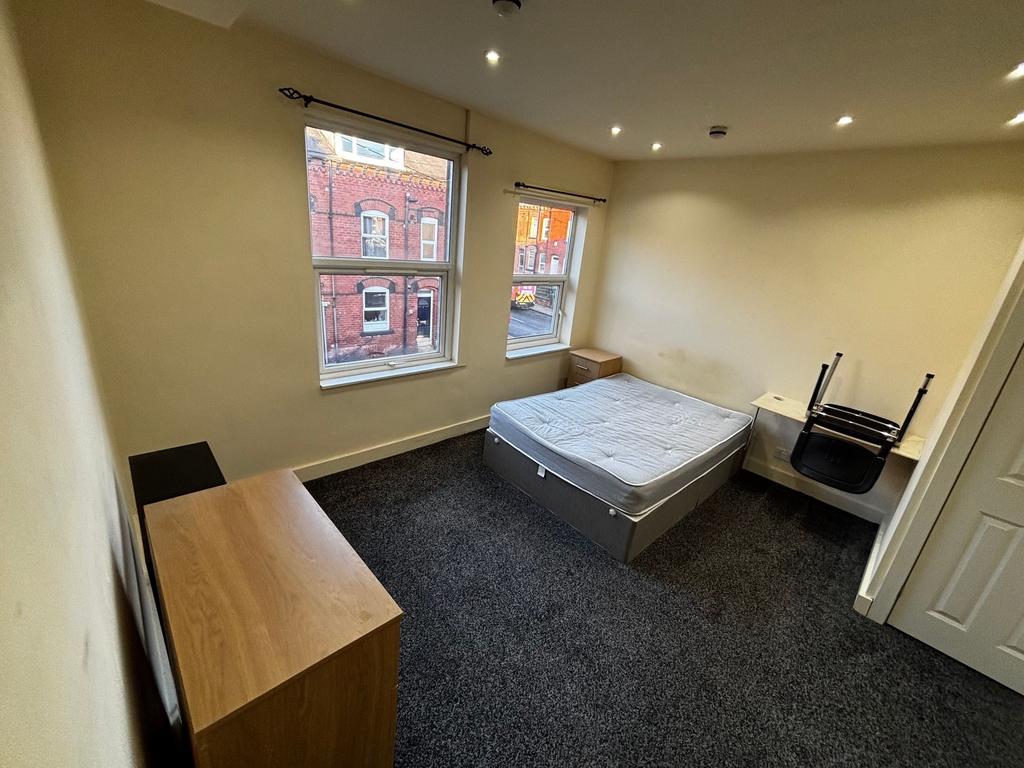 Bright double bedroom with two large front-faci...