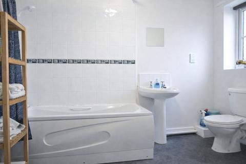 2 bedroom flat to rent, Highfield Road, Manchester, M19