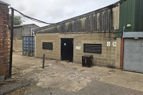Warehouse to rent, Kits End Rd Barnet EN5 4RL