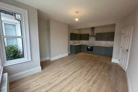 3 bedroom flat to rent, 3 Bedroom Flat – Brownlow Road, Bounds Green N11