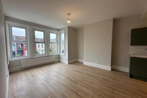 3 bedroom flat to rent, 3 Bedroom Flat – Brownlow Road, Bounds Green N11