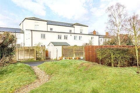 undefined, Smart and Ready-To-Use Bolt Hole Apartment with No Onward Chain in Docking