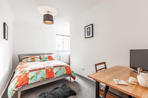 undefined, Smart and Ready-To-Use Bolt Hole Apartment with No Onward Chain in Docking