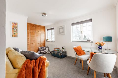 undefined, Smart and Ready-To-Use Bolt Hole Apartment with No Onward Chain in Docking