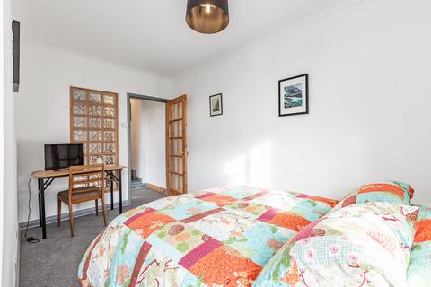 undefined, Smart and Ready-To-Use Bolt Hole Apartment with No Onward Chain in Docking