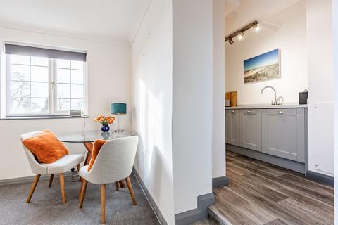 undefined, Smart and Ready-To-Use Bolt Hole Apartment with No Onward Chain in Docking