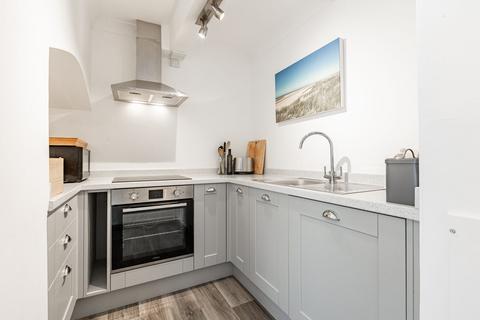 undefined, Smart and Ready-To-Use Bolt Hole Apartment with No Onward Chain in Docking