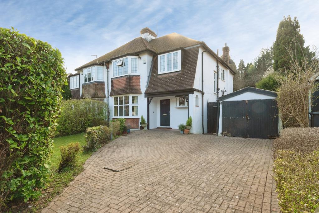 Detached house exterior, driveway