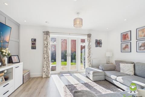 3 bedroom terraced house for sale, FISHBOURNE GARDENS, CHINEHAM, BASINGSTOKE, RG24