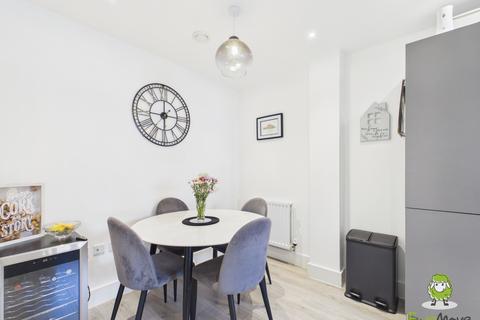 3 bedroom terraced house for sale, FISHBOURNE GARDENS, CHINEHAM, BASINGSTOKE, RG24