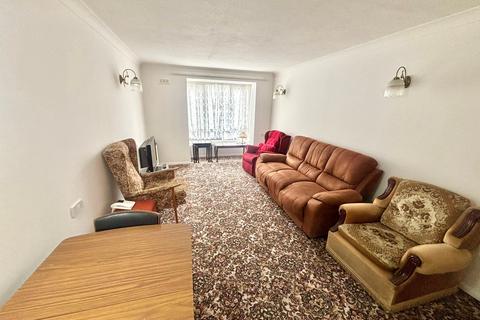 1 bedroom flat to rent, Glebelands Avenue, London, E18