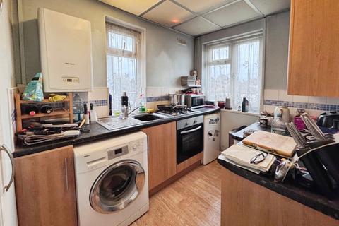 2 bedroom flat to rent, Thornford Gardens, Southend-On-Sea